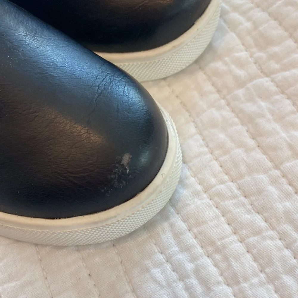 Brand new H&M black fur boots girls size 7.5. Small scratch on right foot